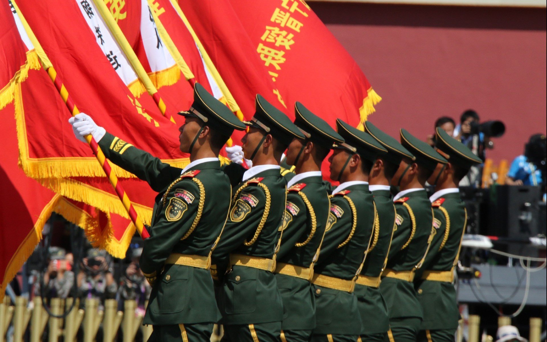 “德甲豪门密切追赶，冠军之战悬而未决”，德甲冠名
